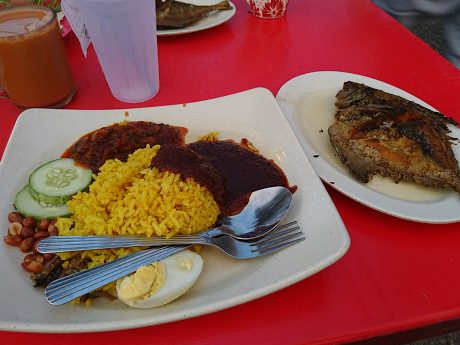 boy nasi lemak utara bawal goreng